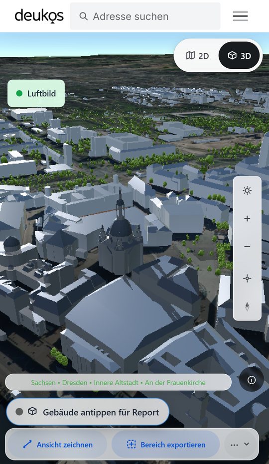 DEUKOS auf dem Handy, 3D-Ansicht: Dresdner Altstadt mit der Frauenkirche, Gebäude grau, Bäume grün, Luftbild als Boden. Unten die Knöpfe Ansicht zeichnen und Bereich exportieren.