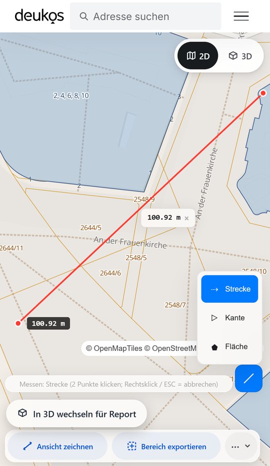 DEUKOS auf dem Handy, 2D-Karte mit Flurstücken und Flurstücksnummern: eine rote Messlinie quer über die Straße An der Frauenkirche, beschriftet mit 100.92 m. Rechts das Menü Strecke, Kante, Fläche.