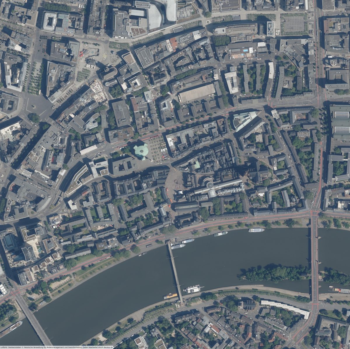 Luftbild der Frankfurter Innenstadt von oben, 1&nbsp;×&nbsp;1&nbsp;km: oben die dichte Bebauung um Paulskirche und Römer, unten der Main mit Eisernem Steg, Schiffen und der Maininsel, rechts die Alte Brücke.