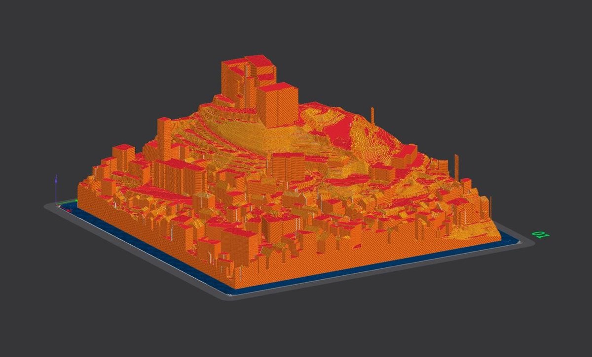 Bildschirmfoto der Schichtvorschau eines Slicers: das Marburger Modell in Orange auf dem Druckbett, oben das Schloss, die Dachflächen rot hervorgehoben.