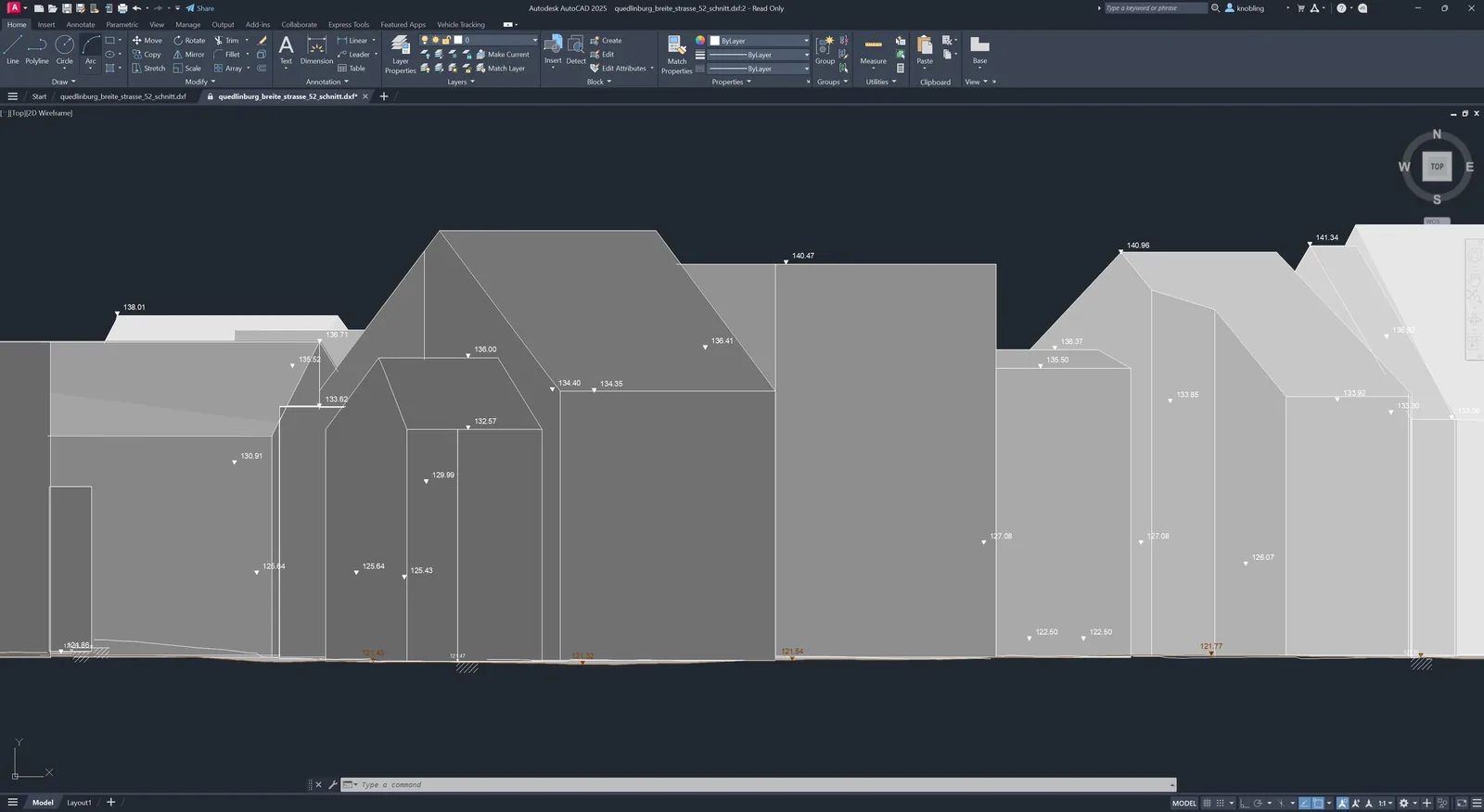 Geländeschnitt aus Quedlinburg als DXF in AutoCAD: Geländelinie unter den Gebäuden, Höhenkoten in NHN am Boden (121er-Werte) sowie an Traufe und First (136er- bis 141er-Werte).